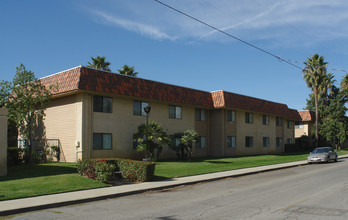 747 Chestnut Ave in Beaumont, CA - Foto de edificio - Building Photo