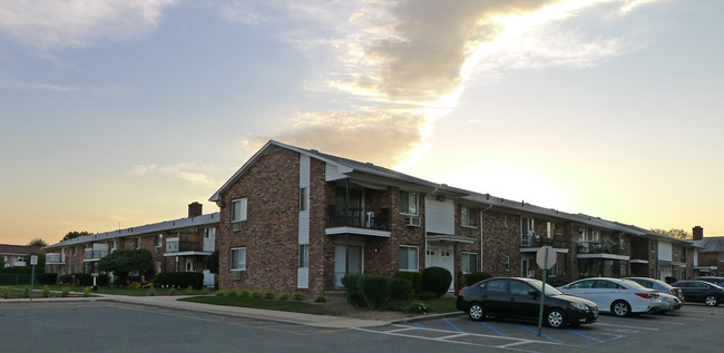 Covert Ave Apartments in Lindenhurst, NY - Building Photo - Building Photo