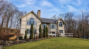 24 Table Rock Rd in Tuxedo Park, NY - Building Photo