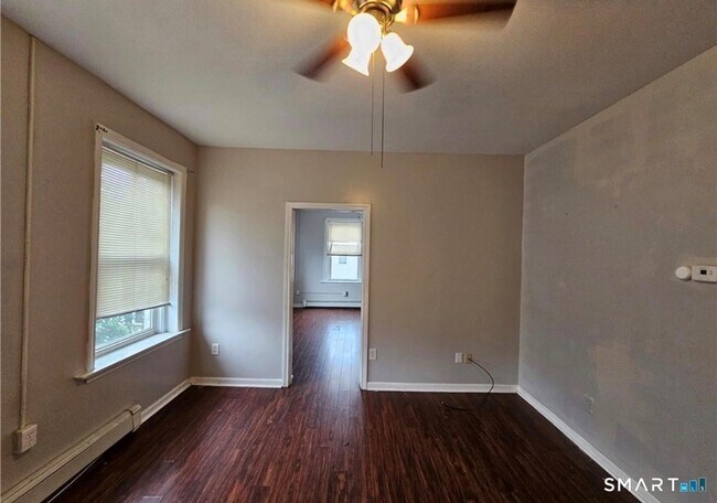 417 E Main St, Unit 6 in Bridgeport, CT - Building Photo - Building Photo