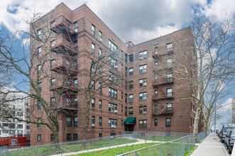 Fannwood Estates in Rego Park, NY - Foto de edificio - Building Photo