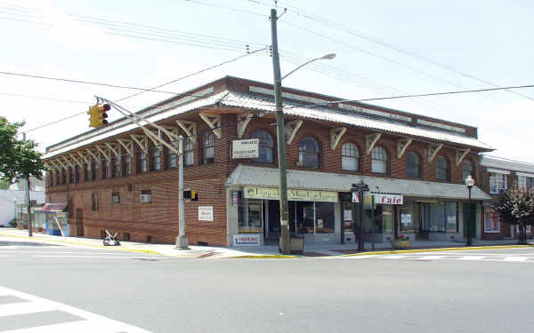 2 W Main St in Maple Shade, NJ - Building Photo
