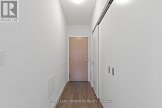 215 Queen St W in Toronto, ON - Building Photo - Building Photo