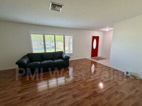 147 Sunflower Cir in Royal Palm Beach, FL - Building Photo - Building Photo