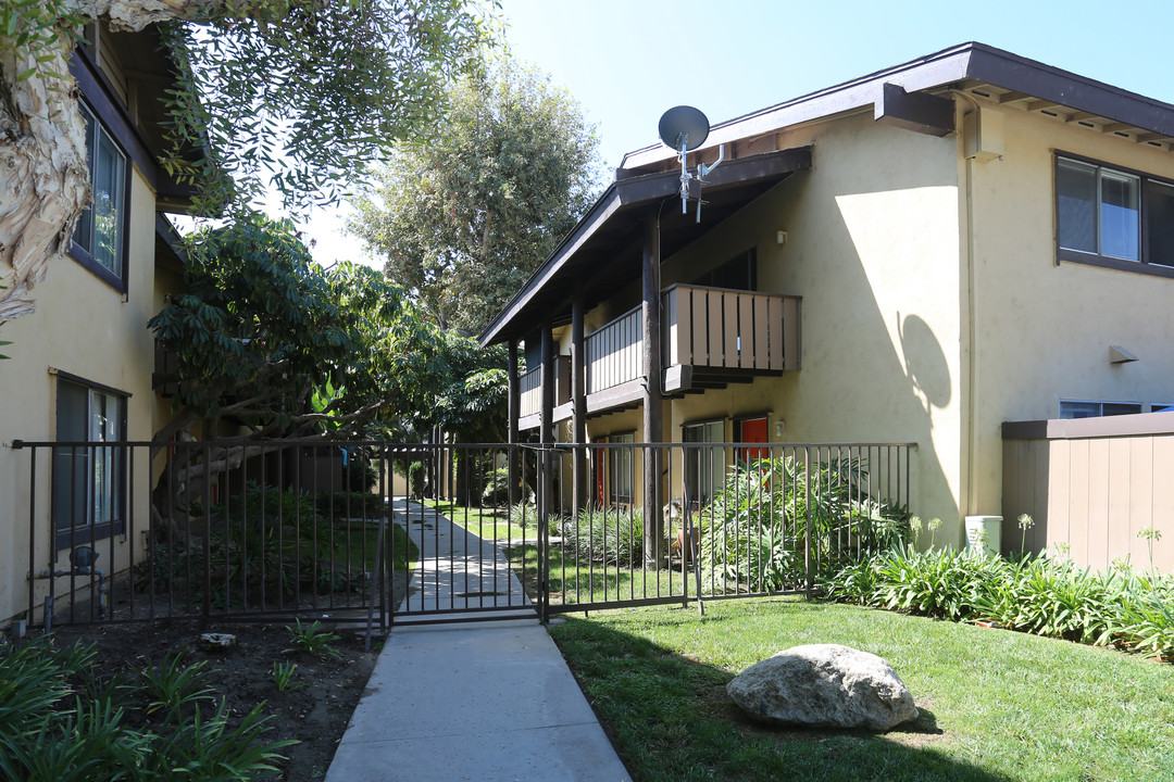 Almont Apartments in Anaheim, CA - Building Photo