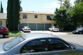 1020 W Clark Ave in Burbank, CA - Foto de edificio - Building Photo