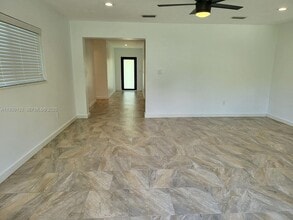 8575 SW 125th St in Miami, FL - Foto de edificio - Building Photo