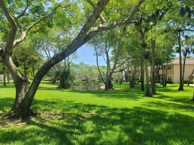 611 Cypress Lake Blvd in Pompano Beach, FL - Foto de edificio - Building Photo