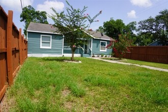 6803 6th St in Hitchcock, TX - Building Photo - Building Photo