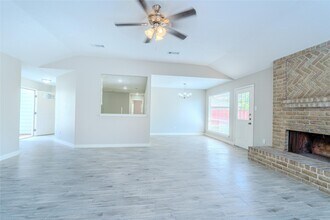 2714 Flintrock Cir in Houston, TX - Building Photo - Building Photo