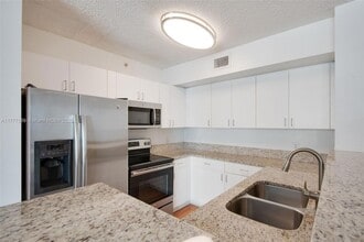1111 Brickell Bay Dr, Unit 709 in Miami, FL - Building Photo - Building Photo