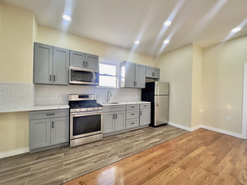 567 67th St in West New York, NJ - Building Photo