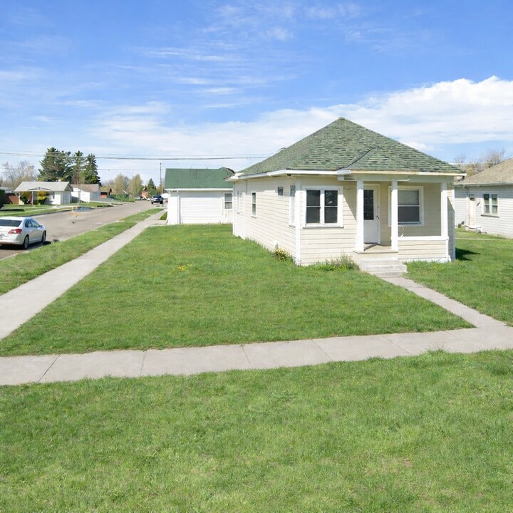 1458 Normal Ave in Burley, ID - Foto de edificio