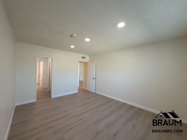 6041 Whitsett Ave