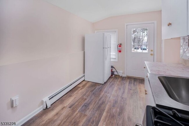 77 Swartswood Rd in Newton, NJ - Foto de edificio - Building Photo