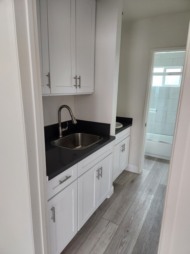 5242 Cahuenga Blvd in Los Angeles, CA - Building Photo - Building Photo