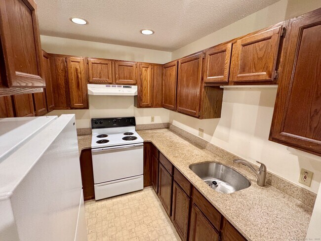 37 E Albert St in Torrington, CT - Building Photo - Building Photo