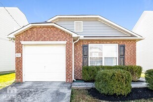 2827 Creekbend Dr in Nashville, TN - Building Photo