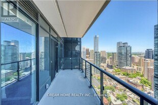 955 Bay St. in Toronto, ON - Building Photo