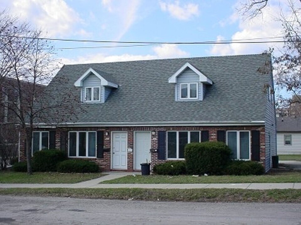201 Dawes St in Oshkosh, WI - Building Photo