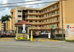 9915 W Okeechobee Rd in Hialeah Gardens, FL - Building Photo - Building Photo