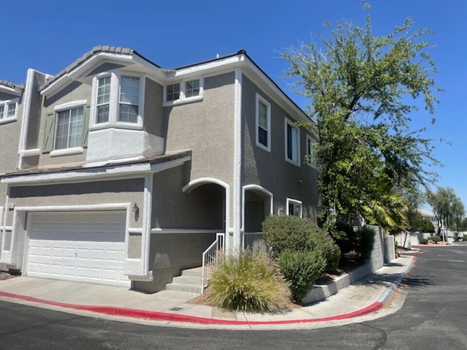 221 Reassuring Ct in Henderson, NV - Building Photo