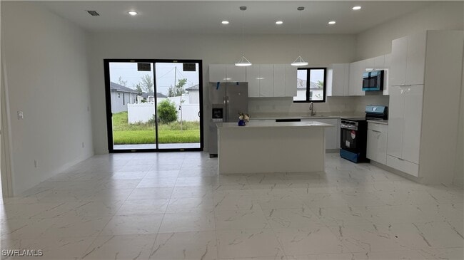 2009 Diplomat Pkwy W in Cape Coral, FL - Building Photo - Building Photo