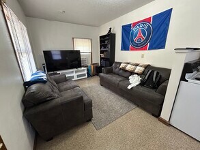 2218 Merner Ave, Unit 4 in Cedar Falls, IA - Foto de edificio - Building Photo