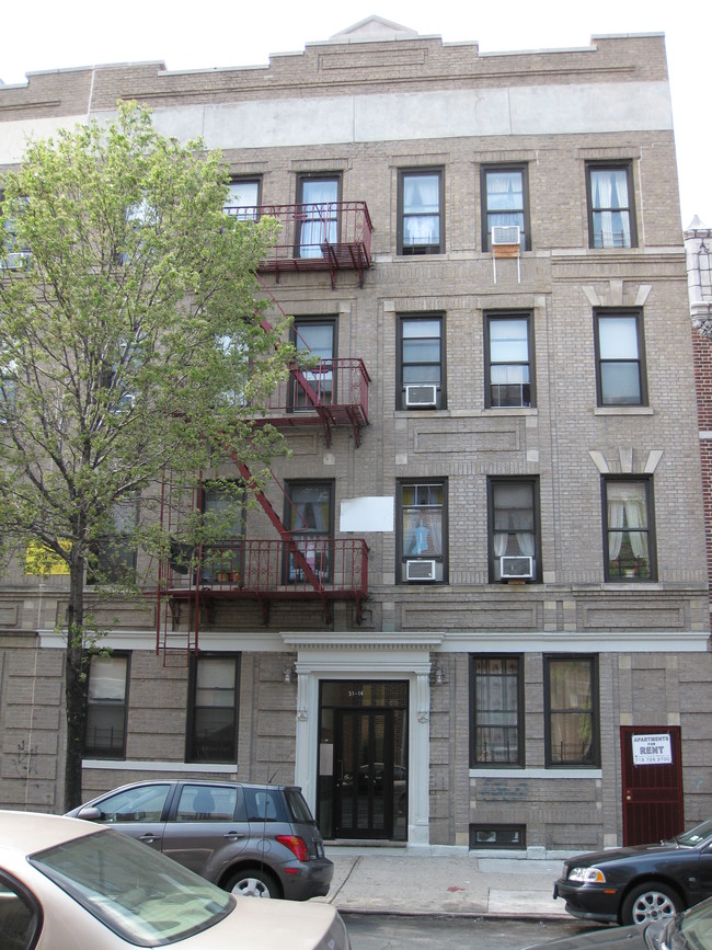 31-14 34th St in Long Island City, NY - Foto de edificio - Building Photo