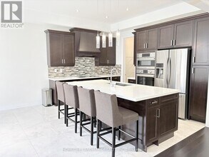 96 Threshing Mill Blvd. in Oakville, ON - Building Photo - Building Photo
