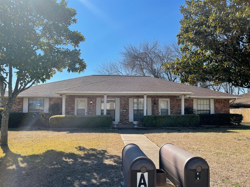 1711 Iris Cir, Unit B in Temple, TX - Building Photo