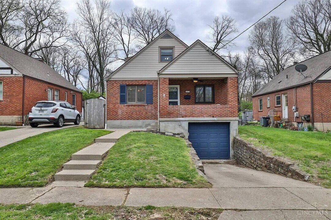 6839 Esther Ln in Cincinnati, OH - Building Photo