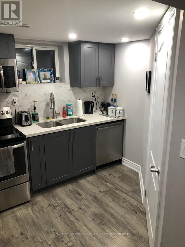 15 Michael Ave in Hamilton, ON - Building Photo - Building Photo