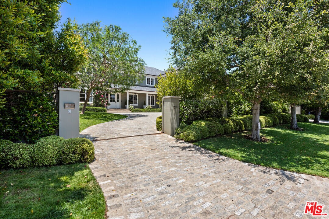 1319 Amalfi Dr in Los Angeles, CA - Building Photo