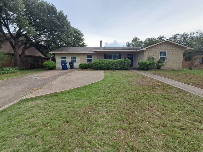 property at 1306 Leacrest Dr