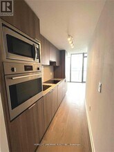 11 Wellesley St W in Toronto, ON - Building Photo - Building Photo