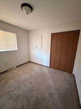 1063 5th Ave NW in Valley City, ND - Foto de edificio - Building Photo