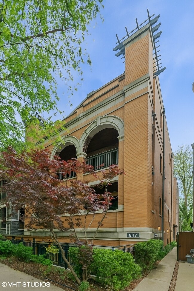 property at 847 W Bradley Pl