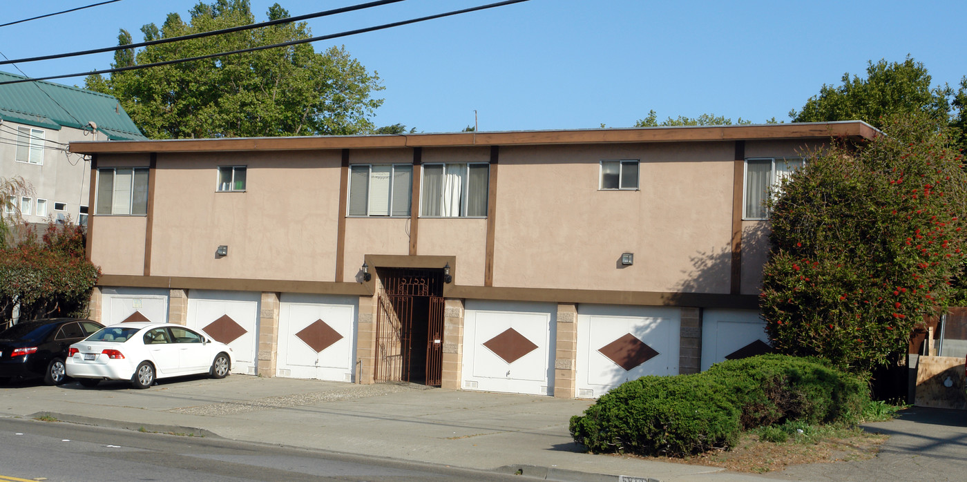 5755 Central Ave in El Cerrito, CA - Foto de edificio