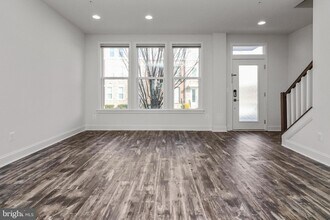 14583 Lakestone Dr in Chantilly, VA - Foto de edificio - Building Photo