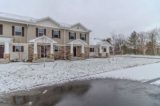 1560 Simsbury St in Traverse City, MI - Foto de edificio - Building Photo