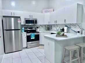 1724 NE 8th Pl in Cape Coral, FL - Building Photo - Building Photo
