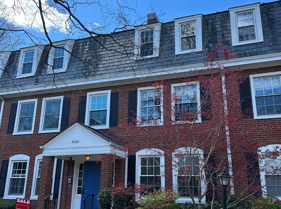 3024 S Buchanan St, Unit B2 in Arlington, VA - Foto de edificio