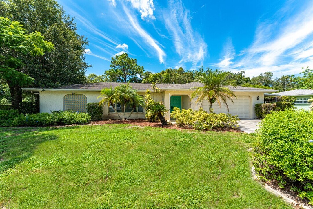 1309 E Gate Dr in Venice, FL - Building Photo
