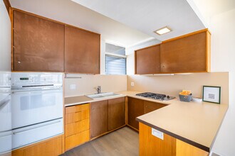 6847 Radford Ave. in North Hollywood, CA - Foto de edificio - Building Photo