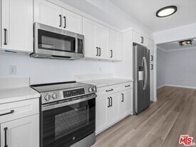 7949 Selma Ave in Los Angeles, CA - Building Photo