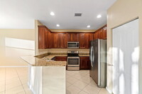 7009 Romana Way in Naples, FL - Foto de edificio - Building Photo