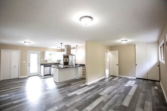 3120 Doreen Way in Louisville, KY - Foto de edificio - Building Photo