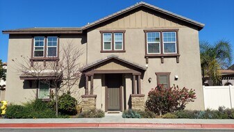 561 Moonlight Dr in San Marcos, CA - Building Photo