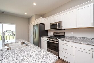 625 Catherine Dr in Tiffin, IA - Building Photo - Building Photo